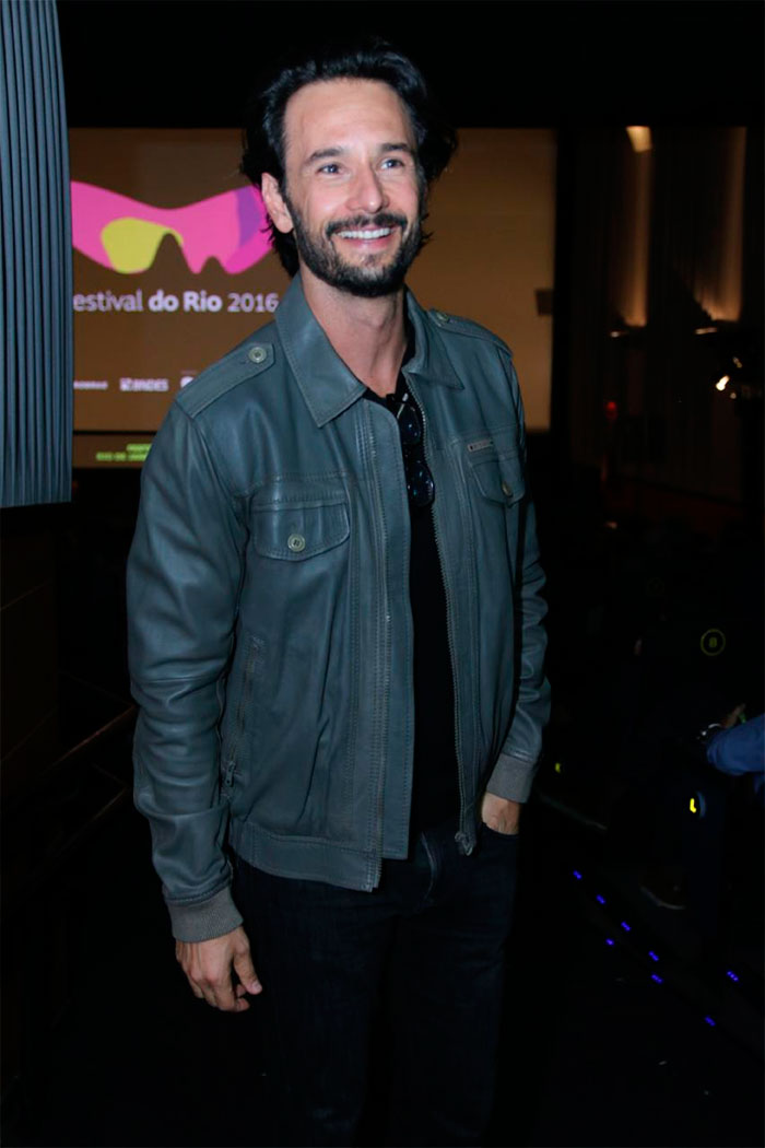 Sorridente, Rodrigo Santoro prestigia exibição de filme