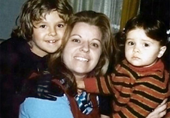 Adriane Galisteu comemorou o Dia das Crianças com uma foto ao lado da mãe e do irmão, quando eram pequenos