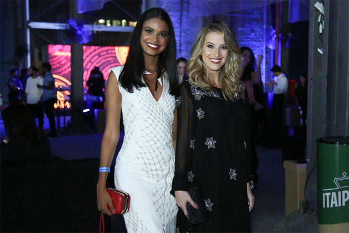 Débora Nascimento e Glória Maria usam o mesmo look em evento