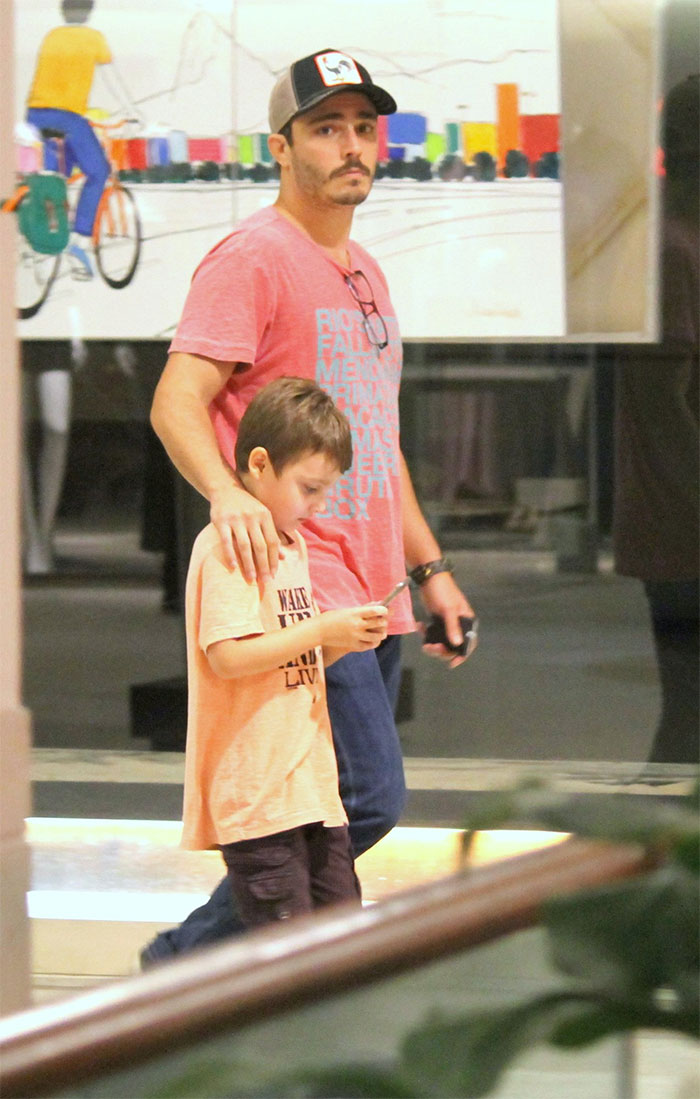 Thiago Rodrigues aproveita shopping com o filho 