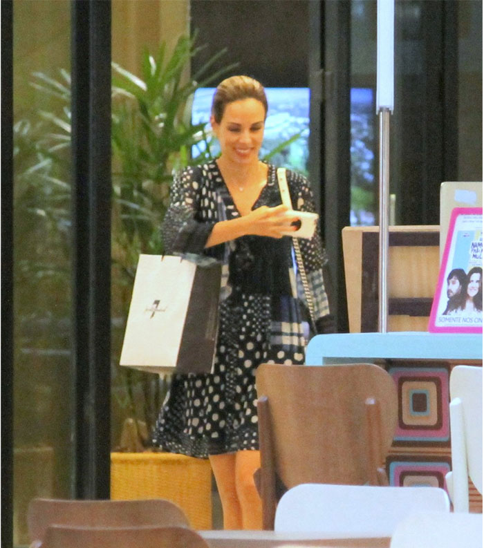 Sorridente, Ana Furtado faz compras em shopping carioca 