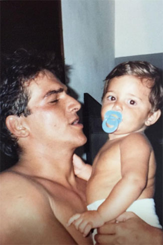 Bruno Gissoni não ficou de fora das comemorações e postou uma foto ao lado do pai