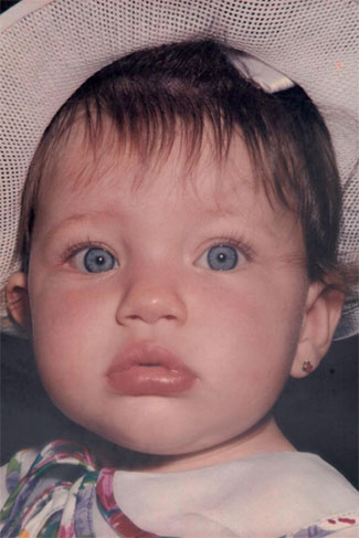 Bruna Linzmeyer mostrou na foto que seus olhos azuis e beleza chamam a atenção desde pequena