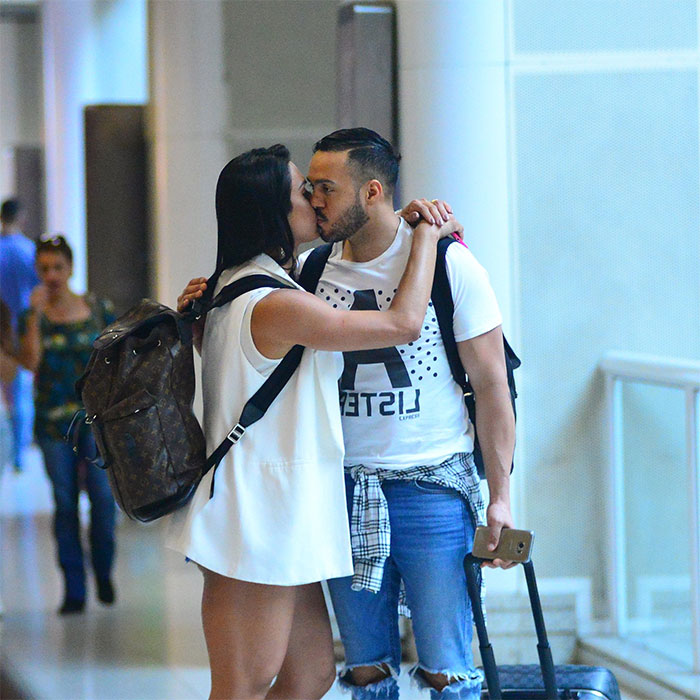 Gracyanne Barbosa e Belo trocam beijos antes de viajar