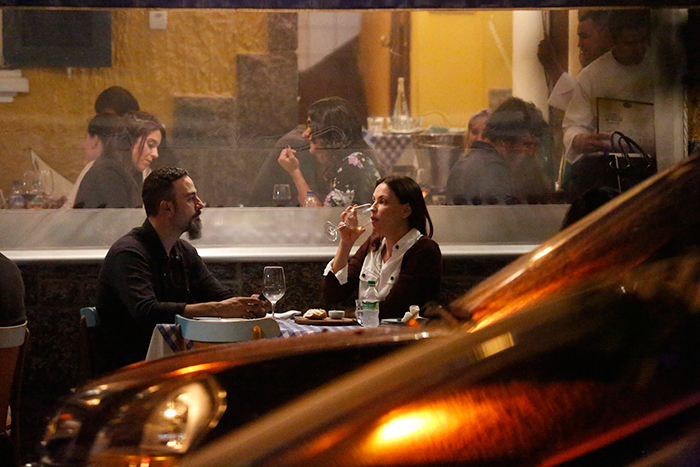 Carolina Ferraz é vista em jantar romântico com o marido
