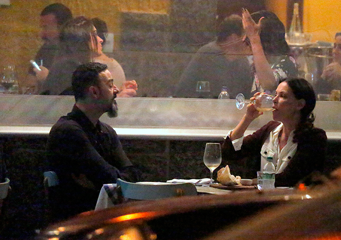 Carolina Ferraz é vista em jantar romântico com o marido