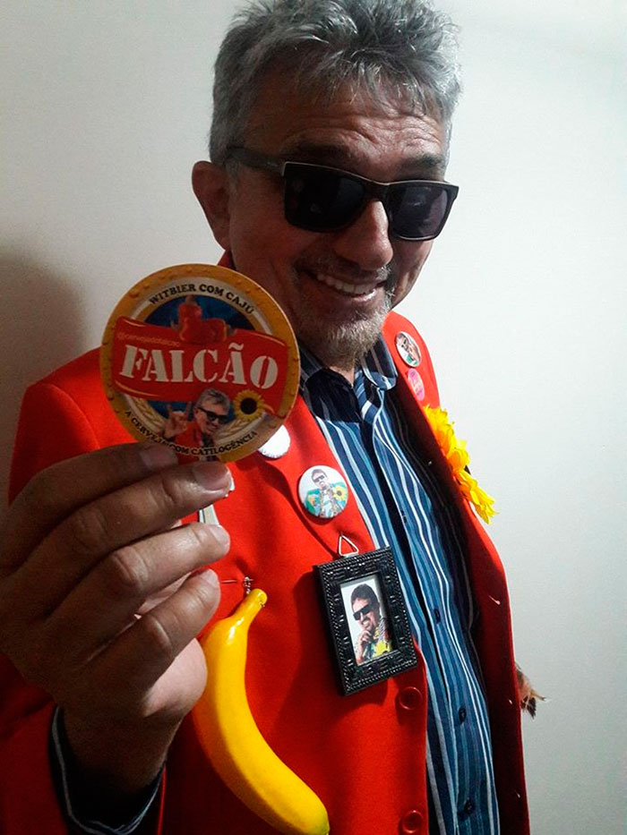 Cantor Falcão lança cerveja e convida leitores de OFuxico
