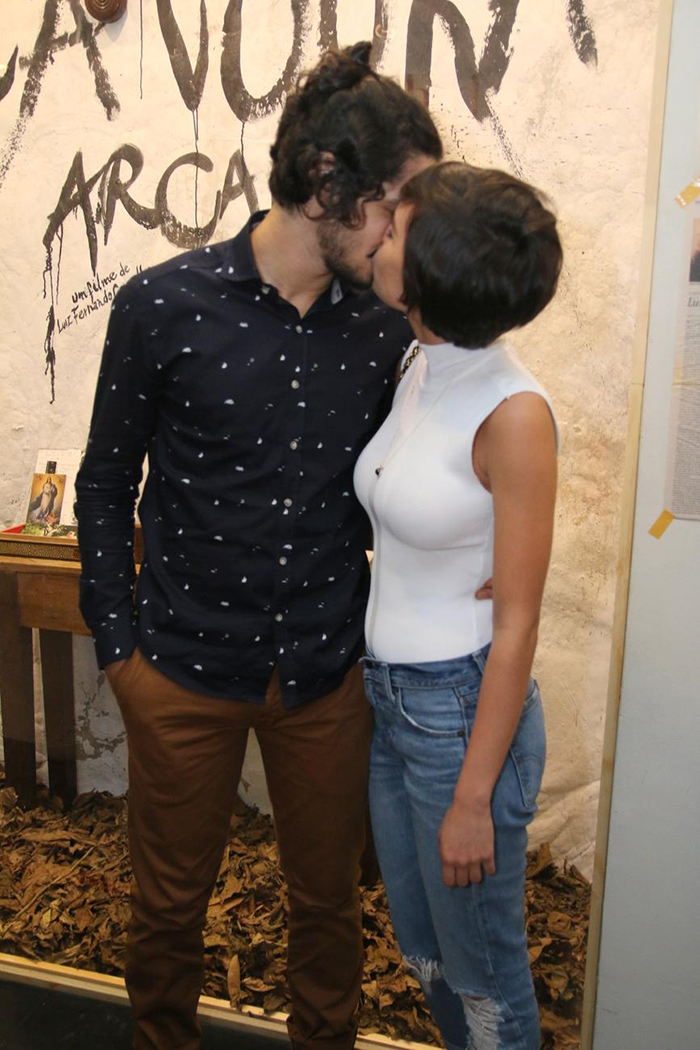 Gabriel Leone e Carla Salle trocam beijos em evento