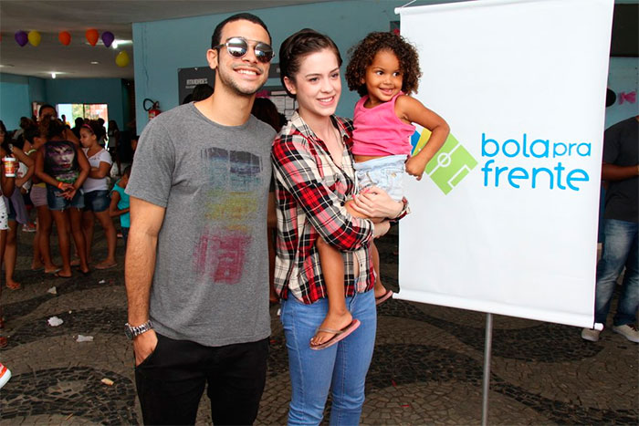 Sophia Abrahão e Sérgio Malheiros posam com fãs em festa