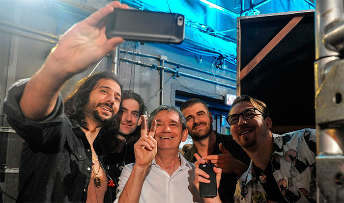 Serginho Groisman tira selfie com a banda Magic! em gravação