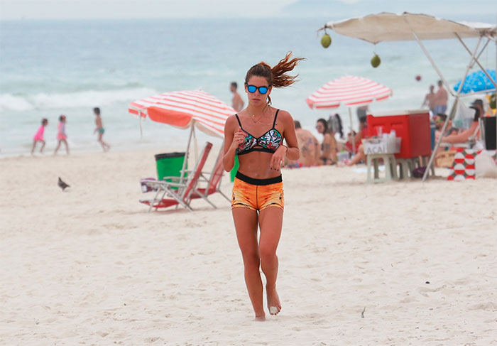 Mariana Goldfarb aproveitou as areias da praia da Barra para também dar uma corridinha