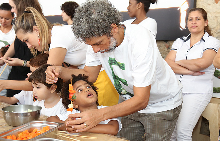 Regina Casé leva os filhos em evento gastronômico