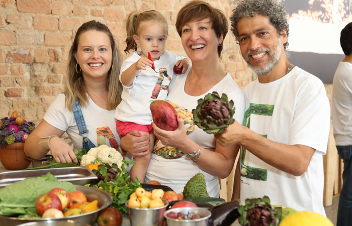 Regina Casé leva os filhos em evento gastronômico