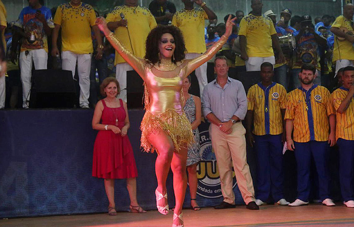 Juliana Alves deixa pernas de fora em escola de samba no Rio