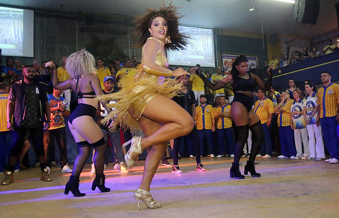 Juliana Alves deixa pernas de fora em escola de samba no Rio