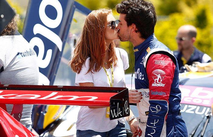Marina Ruy Barbosa troca beijos apaixonados com o namorado