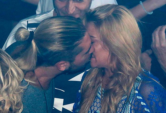  Lindsay Lohan é vista aos beijos com novo affair