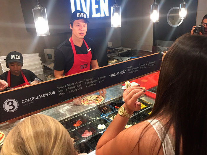 Campeão do Masterchef, Léo Young prepara pizzas em evento