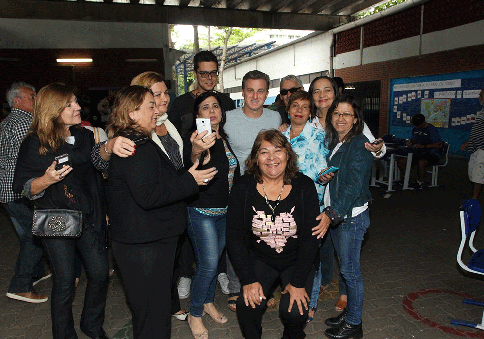 Luciano Huck foi cercado por fãs