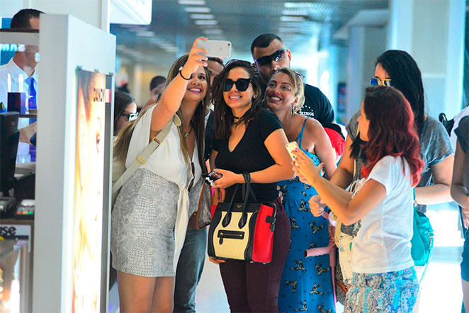Anitta foi cercada por fãs no hall do aeroporto