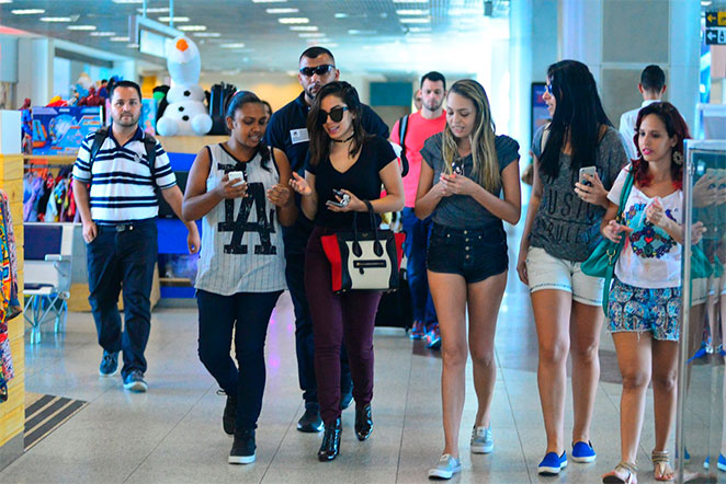 Anitta conversou com fãs no hall do aeroporto