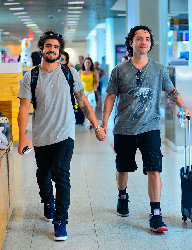 Caio Castro e Marco Luque divertem fãs em aeroporto 