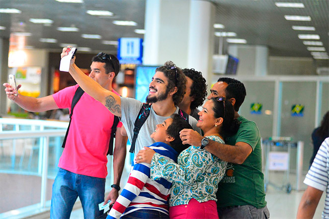 Caio Castro e Marco Luque divertem fãs em aeroporto 