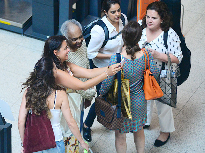 Gilberto Gil posa para fotos com fãs antes de viajar