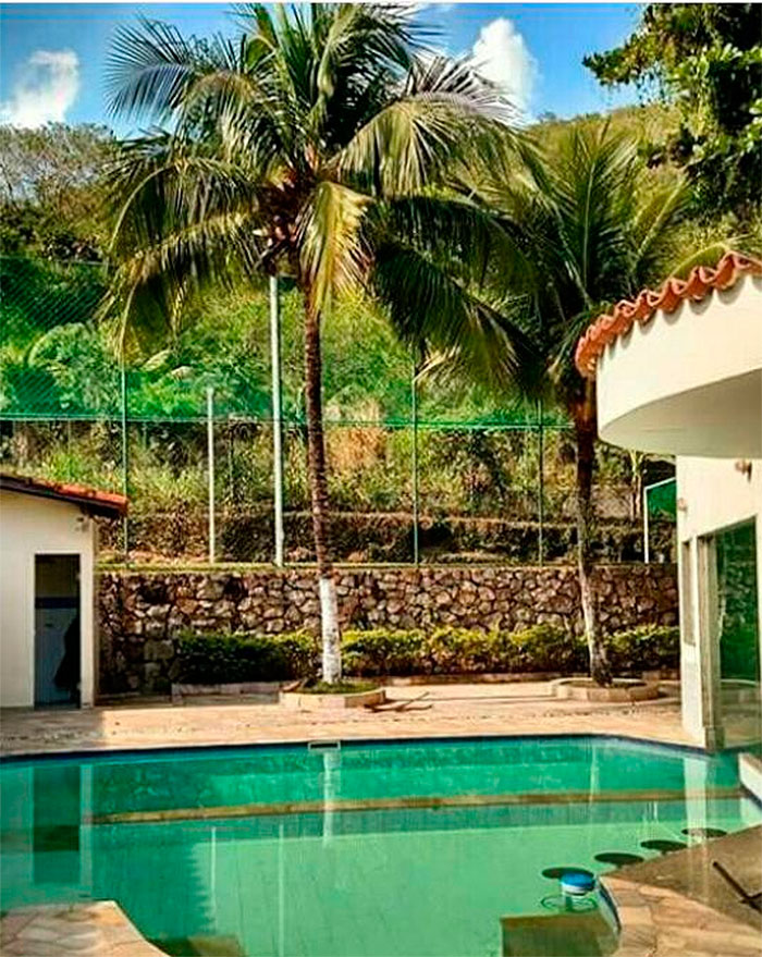 Piscina da casa escolhida para os preparativos das madrinhas do casório de Laura Keller e Jorge