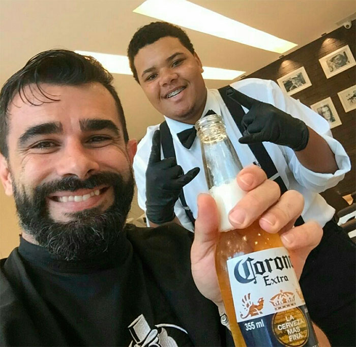 Antes do casamento, Jorge foi dar os últimos retoques na barba e cabelo e acabou confessando: ‘Tô com frio na barriga acredita? Agora só vejo a Laura no altar. Isso tá me defendendo ansioso viu?’