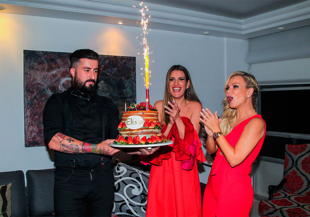 Eliana admirou seu bolo, na companhia de Andrea Guimarães