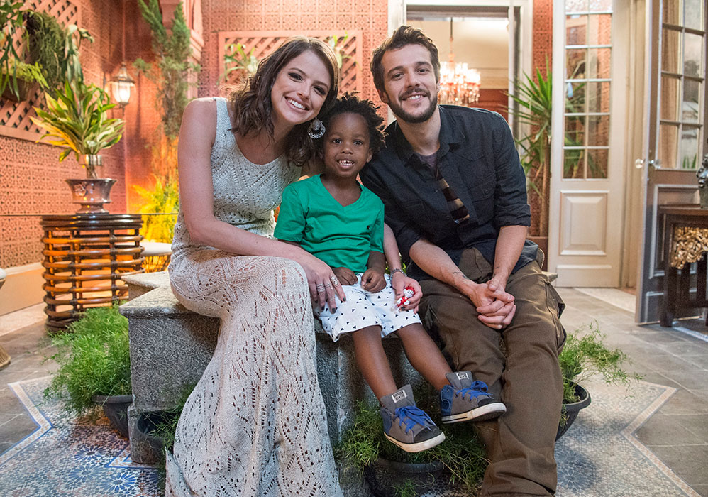 Giovanni (Jayme Matarazzo) e Camila (Agatha Moreira) também serão agraciados com uma fofa criança, que devem adotar para, após alguns contratempos, formarem sua tão sonhada família