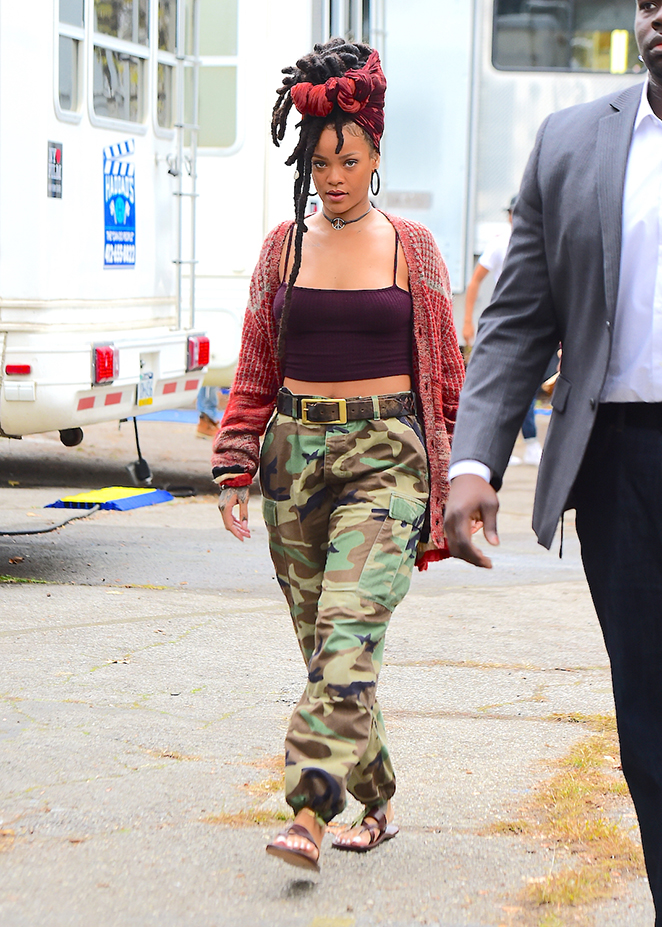 Rihanna trocou os cabelos cacheados por dreads