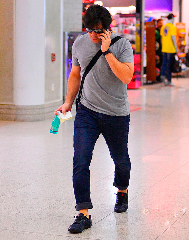 Murilo Benício estava com o passo apressado ao ser fotografo no aeroporto Santos Dumont, no Rio, mas mesmo assim não deixou o celular de lado. Com o aparelho na orelha, ele caminhou para o embarque e bateu papo