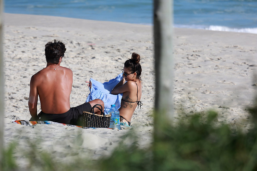 Ísis Valverde curte praia da Barra da Tijuca com o namorado