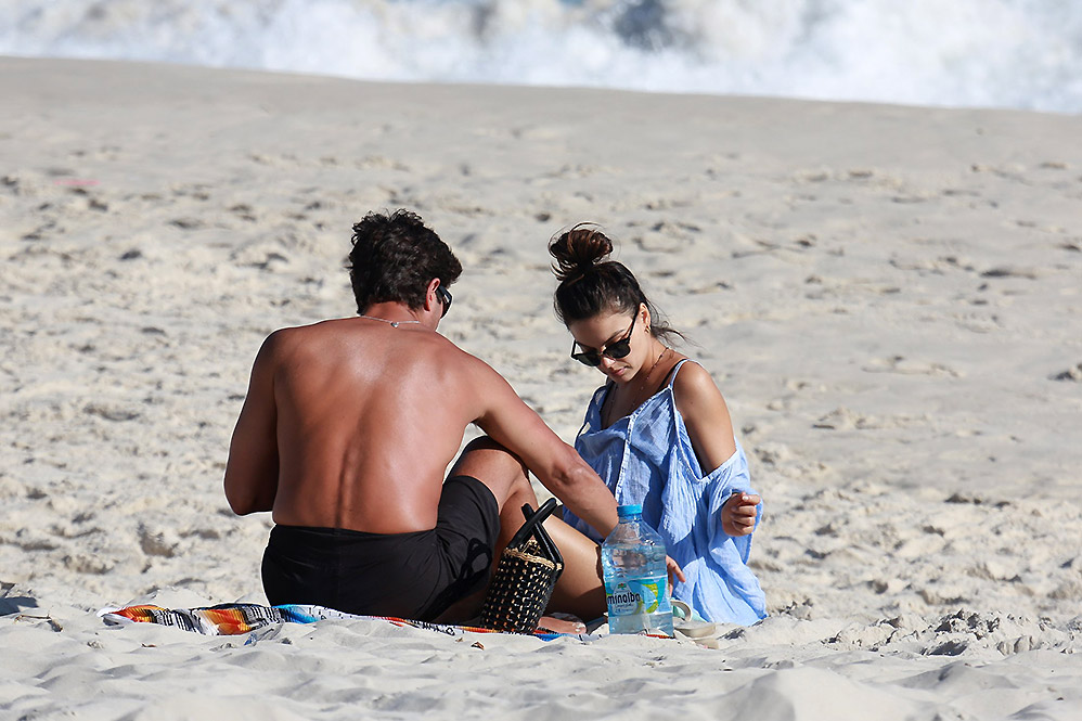 Ísis Valverde curte praia da Barra da Tijuca com o namorado