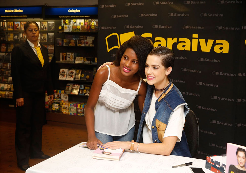 Atenciosa com todos os fãs, a atriz posou com todos 