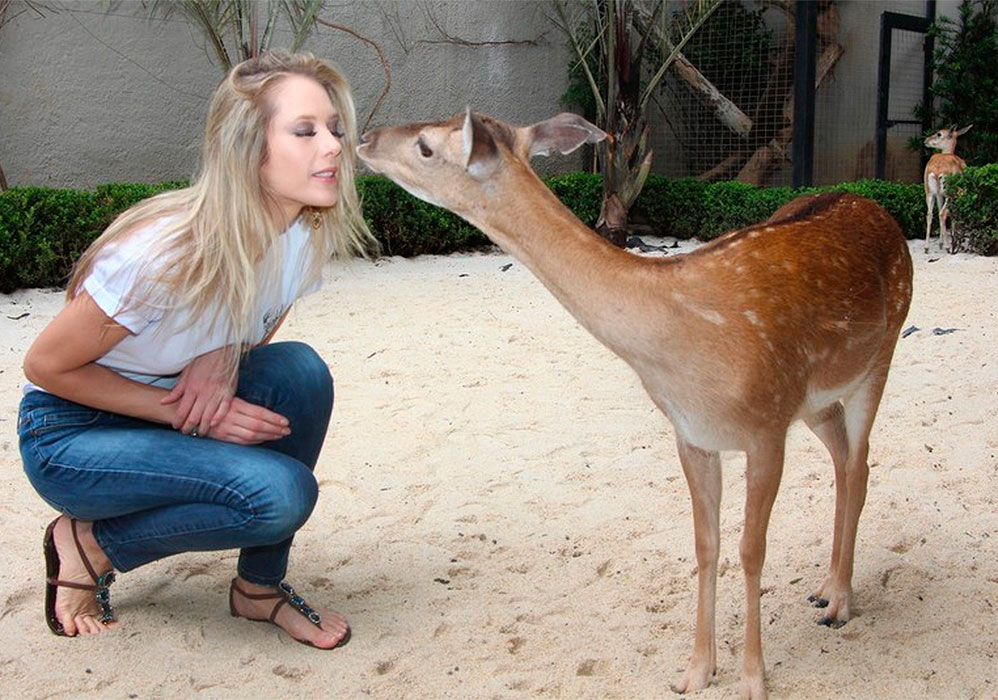 Já Gianne Albertoni recebeu um beijinho de um dos animais