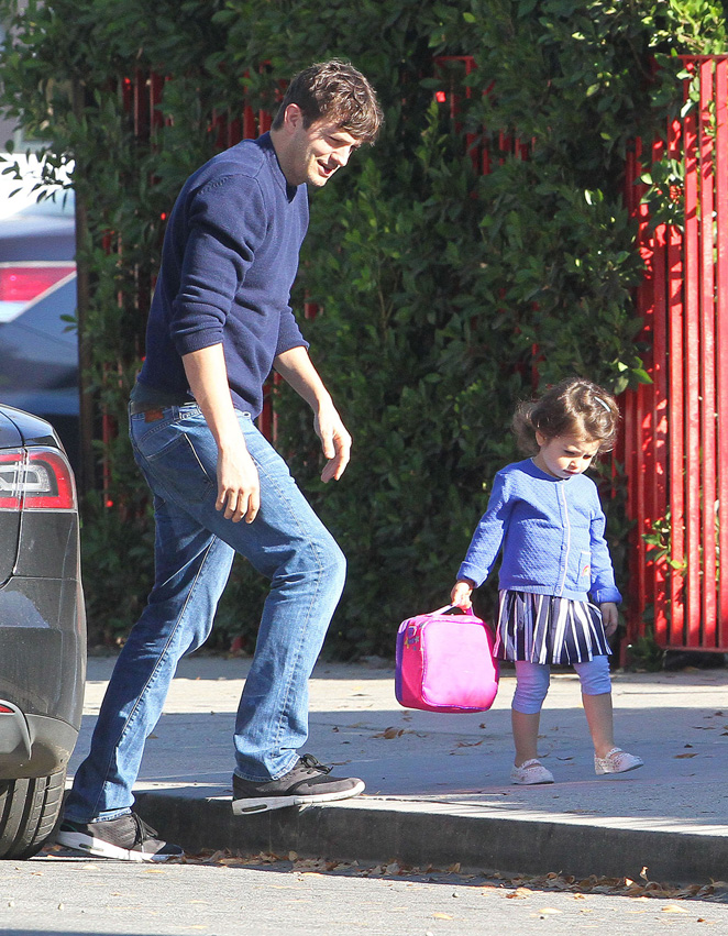Ashton Kutcher paga ‘cofrinho’ em passeio com a filha 