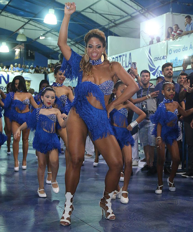 Bianca Monteiro samba e mostra demais ao ser coroada rainha de bateria