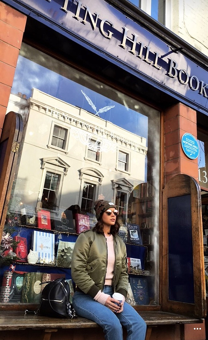 Bruna Marquezine posa cheia de estilo durante passeio em Londres