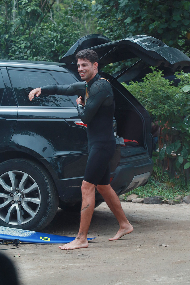 Cauã Reymond ostenta a boa forma em dia de surfe no Rio 