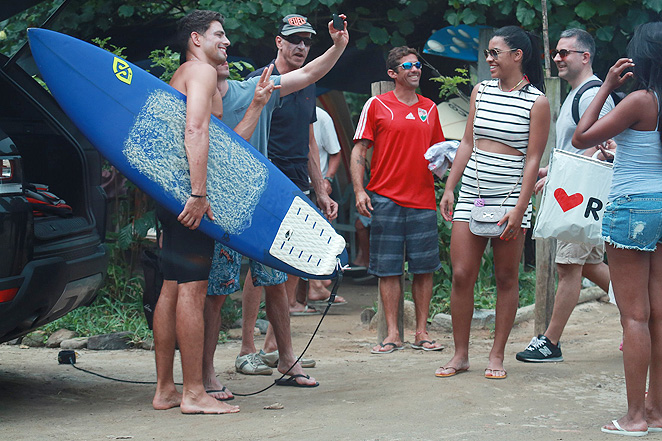 Cauã Reymond ostenta a boa forma em dia de surfe no Rio 