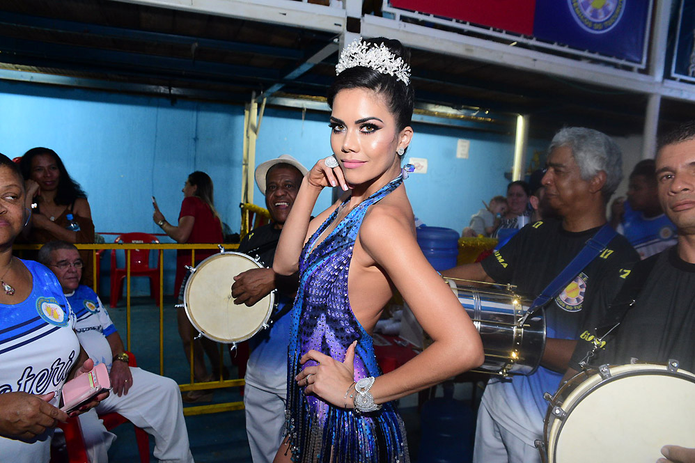 Daniela Albuquerque usa look ousado em escola de samba