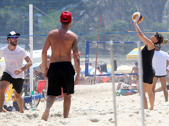 Fernanda Lima e Rodrigo Hilbert jogam vôlei na praia 