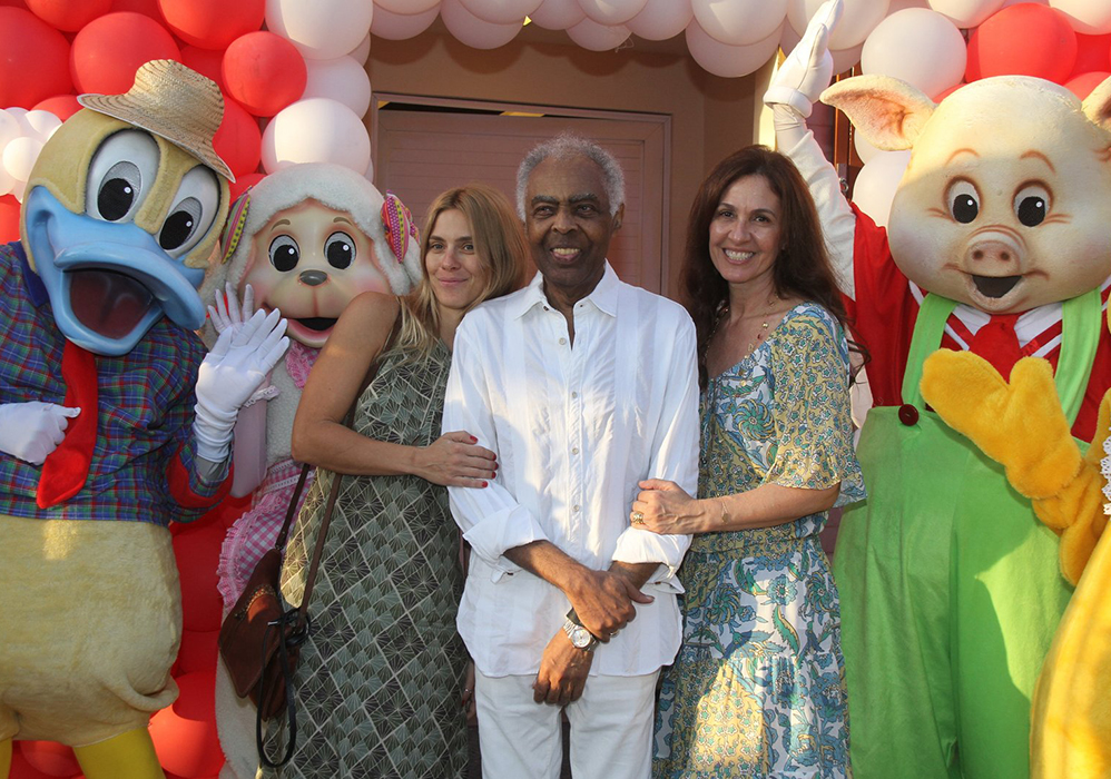 Carolina Dieckmann com Gilberto e Flora Gil