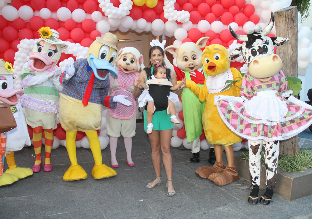 Deborah Secco com a filha Maria Flor