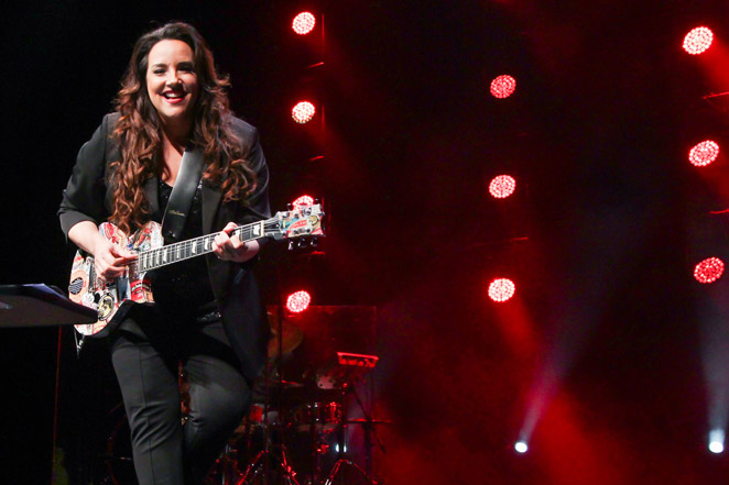 Letícia Lima aposta em decote e pernões à mostra em show de Ana Carolina