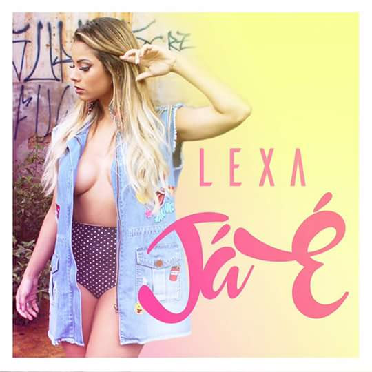 De camisa aberta, Lexa quase mostra demais em clipe da música Já É