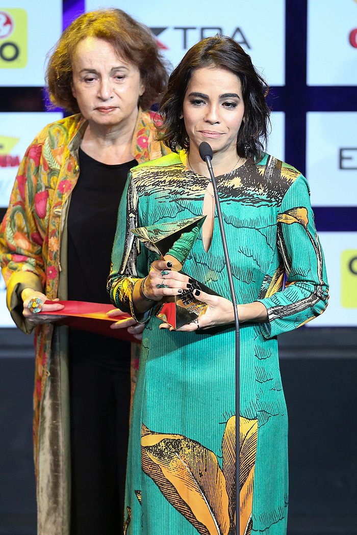 Luciana Lima, mulher do ator Domingos Montagner, se emociona ao receber o prêmio destinado a ele como Melhor Ator 